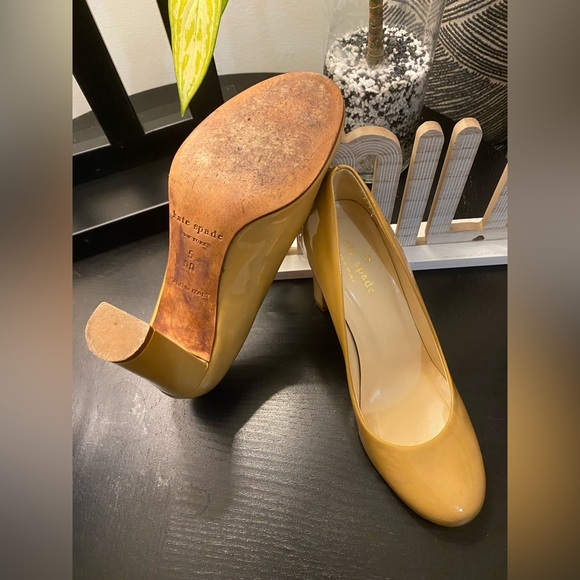 KATE SPADE ROUND-TOE PATENT LEATHER PUMPS - Picture 4 of 4